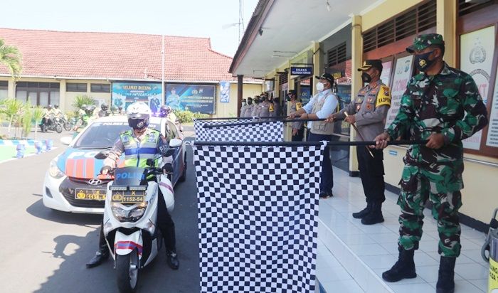 Bupati Bersama Kapolres Ngawi Salurkan Bansos Kemenko Marves ke Warga Terdampak Covid-19 Bupati Bersama Kapolres Ngawi Salurkan Bansos Kemenko Marves ke Warga Terdampak Covid-19