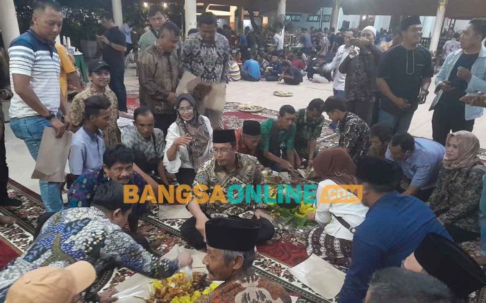 Tasyakuran Adipura, Bupati Sidoarjo Makan Bareng Ratusan Satrio Resik Tasyakuran Adipura, Bupati Sidoarjo Makan Bareng Ratusan Satrio Resik