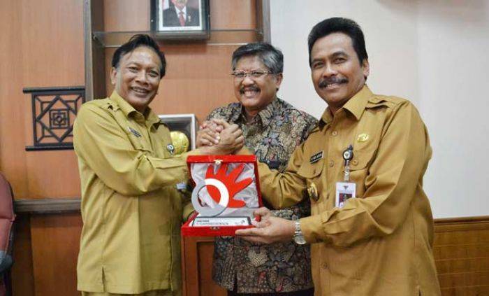 Pemkab Gresik Sabet Penghargaan Smart City Nusantara Pemkab Gresik Sabet Penghargaan Smart City Nusantara