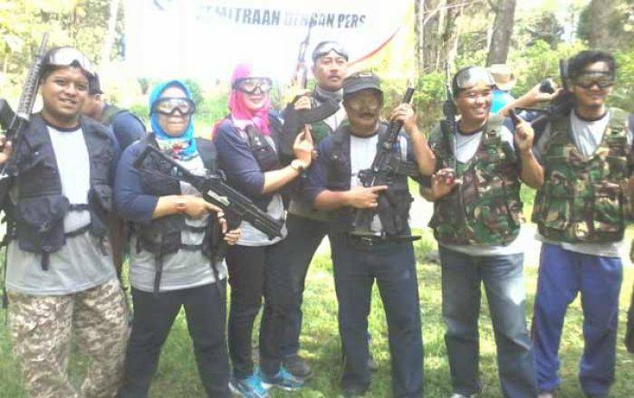 Humas Pemkot Malang dan Wartawan Baku Tembak di Coban Rondo Humas Pemkot Malang dan Wartawan Baku Tembak di Coban Rondo