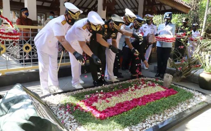 Jelang HUT TNI ke-75, Pangkoarmada II Ziarah ke Makam Gus Dur