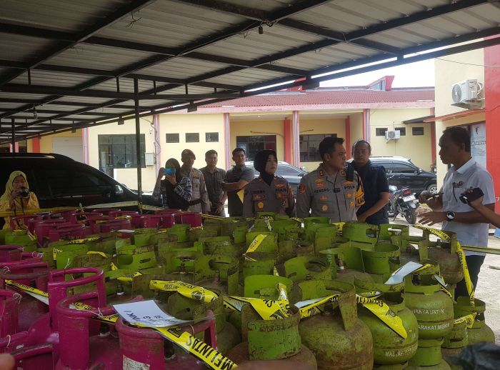 Polres Bangkalan Bongkar Praktik Oplos LPG Subsidi, 3 Pelaku Terancam Lebaran dari Penjara Polres Bangkalan Bongkar Praktik Oplos LPG Subsidi, 3 Pelaku Terancam Lebaran dari Penjara