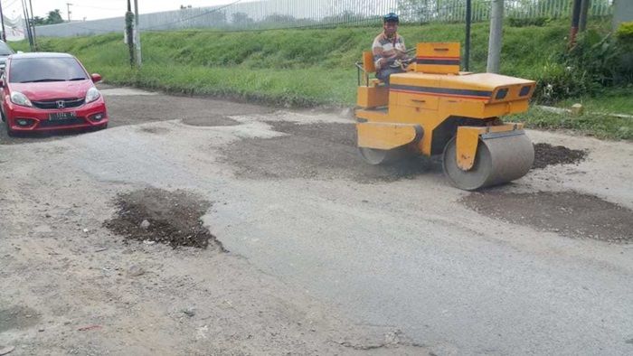 Tak Ditambal Permanen, Jalan Rusak di Raya Banyubiru Pasuruan Hanya Diuruk Sirtu Tak Ditambal Permanen, Jalan Rusak di Raya Banyubiru Pasuruan Hanya Diuruk Sirtu