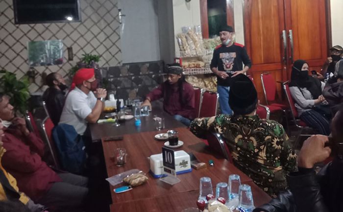 Gelar Konferensi Pers, Puluhan Seniman Kompak Dukung Sholikin Tetap Jadi Jupel Cagar Budaya Pasuruan Gelar Konferensi Pers, Puluhan Seniman Kompak Dukung Sholikin Tetap Jadi Jupel Cagar Budaya Pasuruan