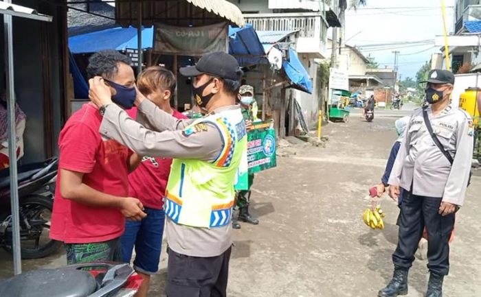 Polres Kediri Bagikan Ribuan Masker ke Masyarakat