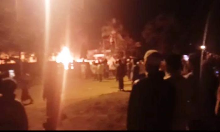 Terdengar Suara Takbir Sebelum Massa Membakar Polsek Tambelangan Sampang Terdengar Suara Takbir Sebelum Massa Membakar Polsek Tambelangan Sampang