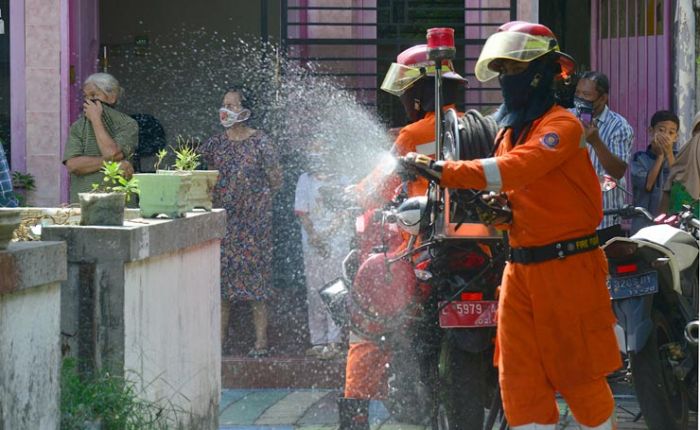 Pemkot Surabaya Pastikan Bahan Disinfektan Aman bagi Manusia Pemkot Surabaya Pastikan Bahan Disinfektan Aman bagi Manusia