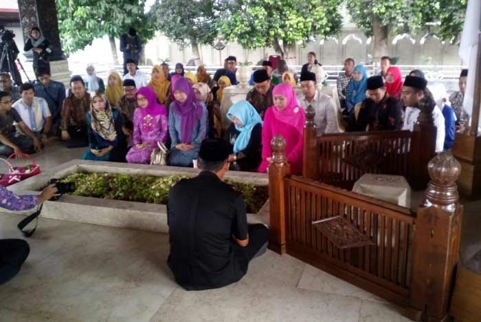 Khofifah Masih Berburu Pendamping untuk Pilgub, Ini Tanggapannya Soal Pasangan Gus Ipul - Azwar Anas Khofifah Masih Berburu Pendamping untuk Pilgub, Ini Tanggapannya Soal Pasangan Gus Ipul - Azwar Anas