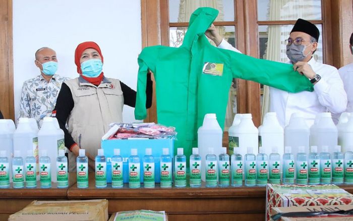 Ikut Lawan Covid-19, Madrasah Produksi Hand Sanitizers dan APD, Lalu Sumbangkan ke Pemprov Jatim Ikut Lawan Covid-19, Madrasah Produksi Hand Sanitizers dan APD, Lalu Sumbangkan ke Pemprov Jatim