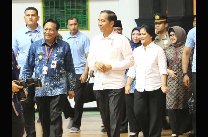 Presiden Jokowi Serahkan Bantuan PKH kepada 1.250 Warga Gresik Presiden Jokowi Serahkan Bantuan PKH kepada 1.250 Warga Gresik