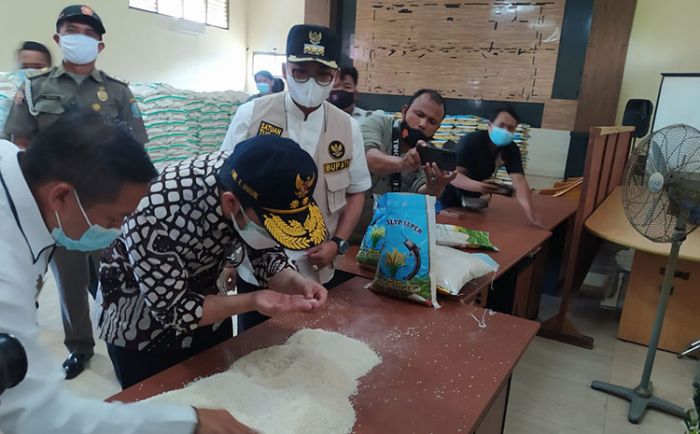 Dapat Laporan Beras Bansos Tak Layak Konsumsi di Bangkalan, Wagub Jatim Sidak Gudang Dinsos Dapat Laporan Beras Bansos Tak Layak Konsumsi di Bangkalan, Wagub Jatim Sidak Gudang Dinsos