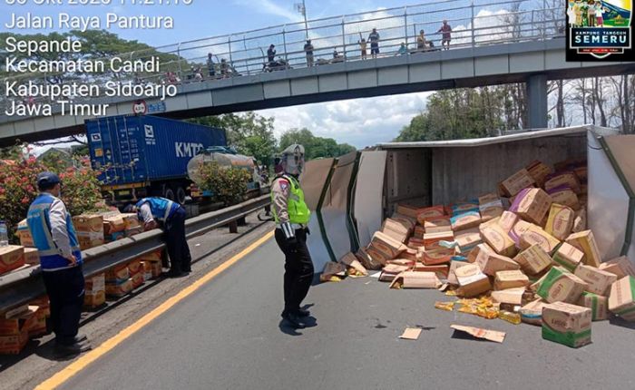 Mobil Box Isi Minyak Goreng Terguling di Tol Porong-Sidoarjo