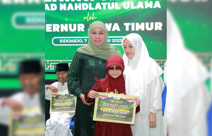 Gubernur Khofifah Beri Hadiah Khusus untuk 4 Pemenang Audisi Shalawat Asyghil