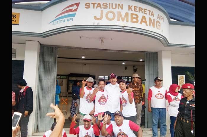 Gus Syaf Sapa Penumpang di Terminal dan Stasiun