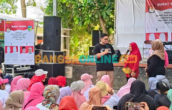 Gelar Kampanye Dialogis dengan Emak-emak, Mas Dhito Ajarkan Simulasi Pencoblosan Surat Suara Gelar Kampanye Dialogis dengan Emak-emak, Mas Dhito Ajarkan Simulasi Pencoblosan Surat Suara