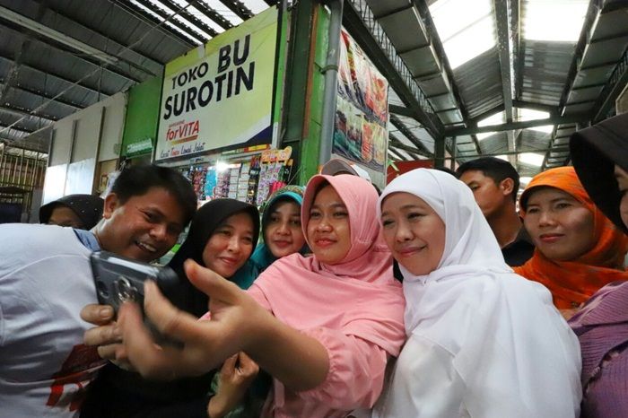 Ngidam Ketemu Khofifah Terwujud, Sri Doakan Paslon Nomor Satu Menang Ngidam Ketemu Khofifah Terwujud, Sri Doakan Paslon Nomor Satu Menang