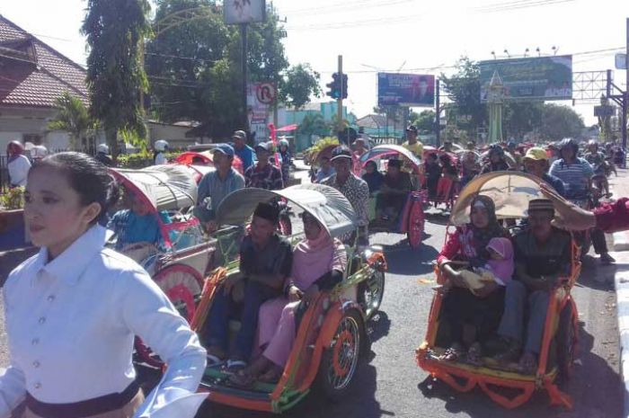 Rayakan Resepsi Nikah Massal, 143 Pasang Pengantin di Situbondo Diarak Becak Hias