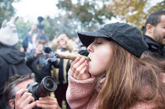 Ribuan Warga Kanada Rayakan Ganja Dilegalkan Ribuan Warga Kanada Rayakan Ganja Dilegalkan
