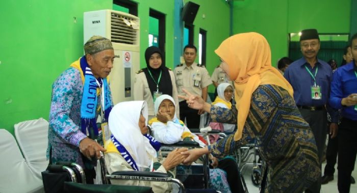 Gubernur Khofifah Minta Kemenag Jatim Pastikan Semua Calhaj Telah Divaksin Lengkap Gubernur Khofifah Minta Kemenag Jatim Pastikan Semua Calhaj Telah Divaksin Lengkap