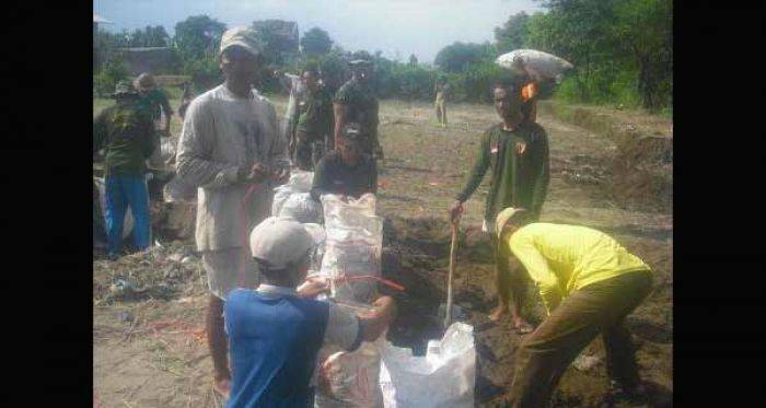 Tangkis Desa Mojo Kediri Jebol, Koramil dan Warga Gotong-royong Perbaiki Tangkis Desa Mojo Kediri Jebol, Koramil dan Warga Gotong-royong Perbaiki