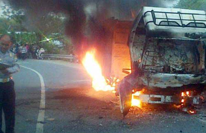 Lindas Biker, Dump Truck di Gresik Dibakar Lindas Biker, Dump Truck di Gresik Dibakar