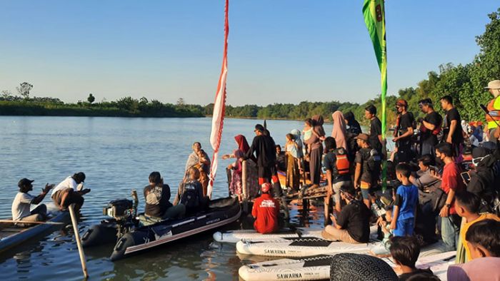 Lestarikan Tradisi Leluhur, Masyarakat Tuban Gelar Mandi Banyu Bengawan