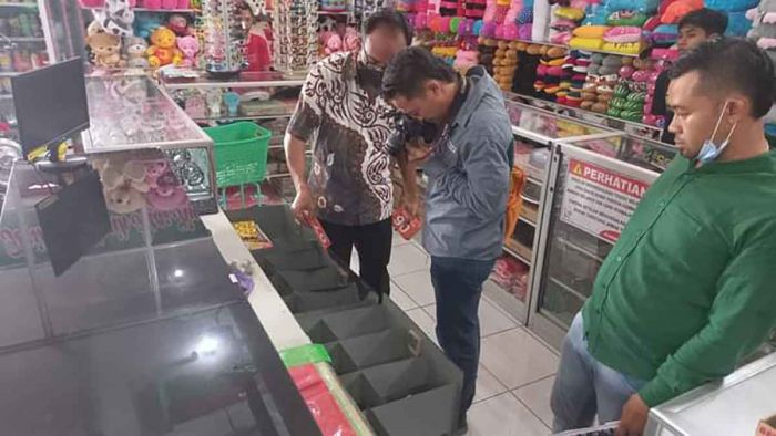 Toko Swalayan di Ngawi Dibobol Maling, Korban Alami Kerugian Ratusan Juta Toko Swalayan di Ngawi Dibobol Maling, Korban Alami Kerugian Ratusan Juta