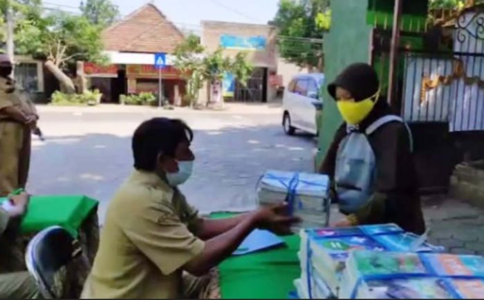 Inovasi Baru, SMPN 1 Gurah Kabupaten Kediri Terapkan Pinjam Buku Secara Drive Thru Inovasi Baru, SMPN 1 Gurah Kabupaten Kediri Terapkan Pinjam Buku Secara Drive Thru