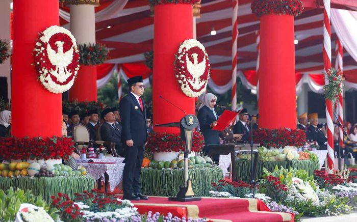 Pj Gubernur Jatim Ajak Teladani Nilai Pancasila Sebagai Semangat Wujudkan Indonesia Emas 2045 Pj Gubernur Jatim Ajak Teladani Nilai Pancasila Sebagai Semangat Wujudkan Indonesia Emas 2045