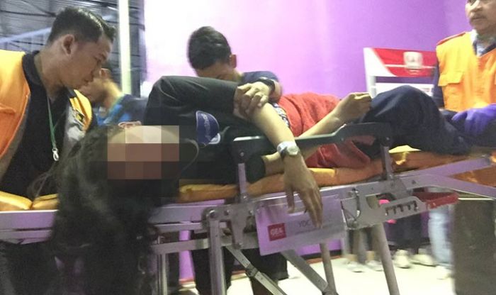 Laga Persik Vs PSIM Berakhir Ricuh, Sejumlah Supporter Luka-luka Terkena Lemparan Batu Laga Persik Vs PSIM Berakhir Ricuh, Sejumlah Supporter Luka-luka Terkena Lemparan Batu