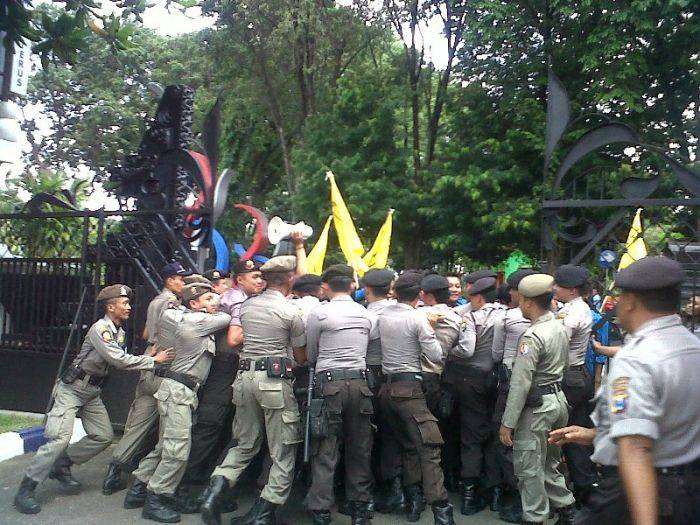 Demo PMII Bojonegoro Berujung Bentrok dengan Polisi Demo PMII Bojonegoro Berujung Bentrok dengan Polisi