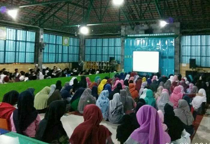 Ratusan Siswa SMP - SMA Al Huda Diajak Nobar Film Pengkhianatan G30S/PKI Ratusan Siswa SMP - SMA Al Huda Diajak Nobar Film Pengkhianatan G30S/PKI