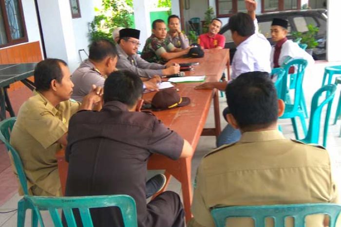 Minta Pak RT Dicopot, Warga Genteng Timur Datangi Kantor Kelurahan Barurambat Timur Minta Pak RT Dicopot, Warga Genteng Timur Datangi Kantor Kelurahan Barurambat Timur