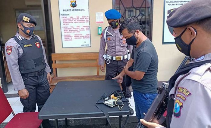Pasca Bom Makassar, Tamu yang Datang ke Mapolres Kediri Kota Diperiksa Dengan Ketat Pasca Bom Makassar, Tamu yang Datang ke Mapolres Kediri Kota Diperiksa Dengan Ketat
