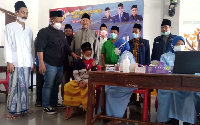 Hadiri Gerai Vaksinasi NasDem, Bupati Gus Yani Dampingi Kiai Mahfud Vaksin Sinovac Hadiri Gerai Vaksinasi NasDem, Bupati Gus Yani Dampingi Kiai Mahfud Vaksin Sinovac
