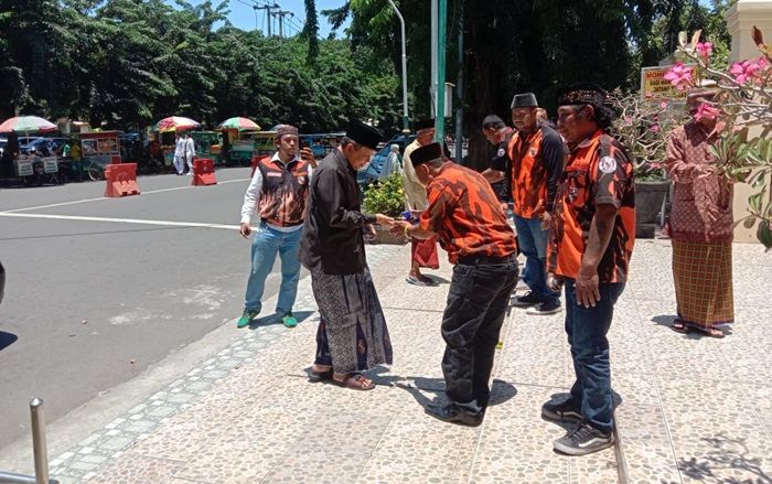 Cegah Corona, Pemuda Pancasila Sidoarjo Semprotkan Disinfektan bagi Jemaah Masjid Agung