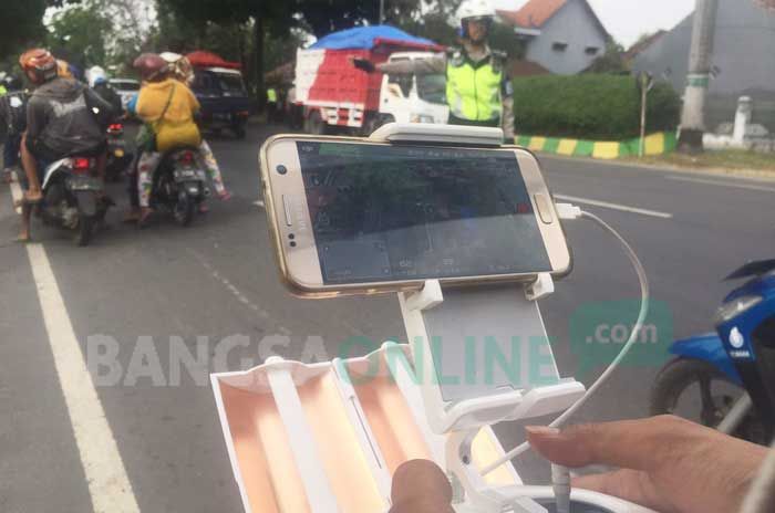 Pantau Lewat Drone, Polisi Jombang Tindak Pelanggar Lalin Pantau Lewat Drone, Polisi Jombang Tindak Pelanggar Lalin