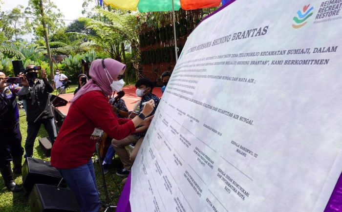 Peringati HLH, DLH Kota Batu Gelar Rembukan dan Penandatanganan Komitmen Bersama Shining Brantas Peringati HLH, DLH Kota Batu Gelar Rembukan dan Penandatanganan Komitmen Bersama Shining Brantas