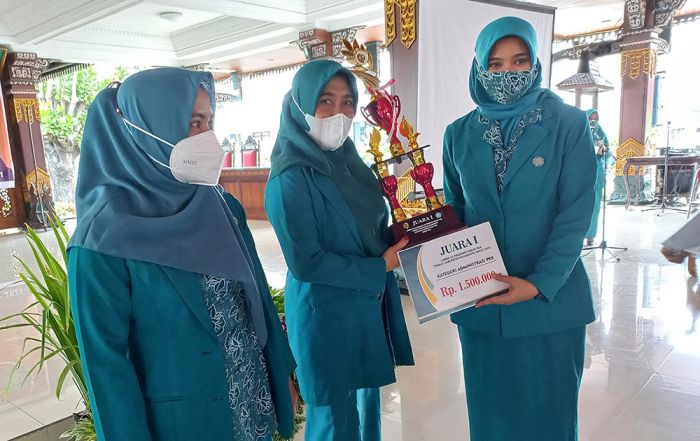 Pandemi, Ketua TP PKK Kabupaten Mojokerto Ajak Anggotanya untuk Peduli Sesama Pandemi, Ketua TP PKK Kabupaten Mojokerto Ajak Anggotanya untuk Peduli Sesama