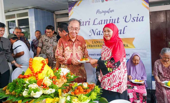 Gubernur Khofifah Sapa Lansia dan Potong Tumpeng di Panti Werda Surabaya saat Peringati HLUN 2025 Gubernur Khofifah Sapa Lansia dan Potong Tumpeng di Panti Werda Surabaya saat Peringati HLUN 2025