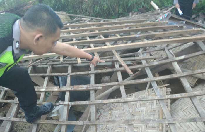 Angin Kencang Robohkan Rumah Lansia di Wonotirto Blitar Angin Kencang Robohkan Rumah Lansia di Wonotirto Blitar