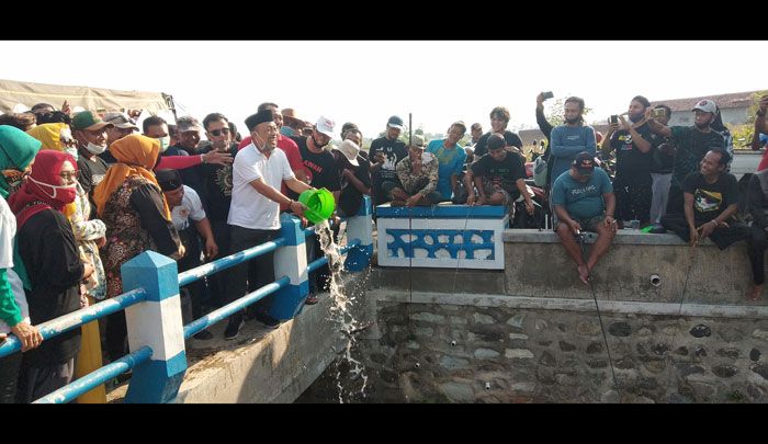 Peduli Ekosistem, Paslon Sugiri Sancoko-Lisdyarita Tebar Benih Ikan Lele 9 Kuintal Peduli Ekosistem, Paslon Sugiri Sancoko-Lisdyarita Tebar Benih Ikan Lele 9 Kuintal