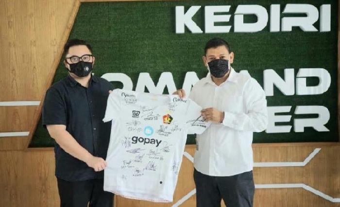 ​Wali Kota Serahkan Jersey Persik Kediri Kepada Pemenang Lelang, Dhito Pramono