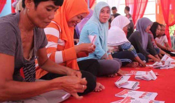 Antisipasi Hujan, KPU Ngawi Lapisi Surat Suara dengan Plastik Antisipasi Hujan, KPU Ngawi Lapisi Surat Suara dengan Plastik