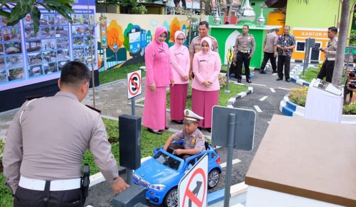 Taman Lalu Lintas TK Kemala Bhayangkari 99 Wage Diresmikan, Upaya Kenalkan Tertib Lalin Sejak Dini Taman Lalu Lintas TK Kemala Bhayangkari 99 Wage Diresmikan, Upaya Kenalkan Tertib Lalin Sejak Dini