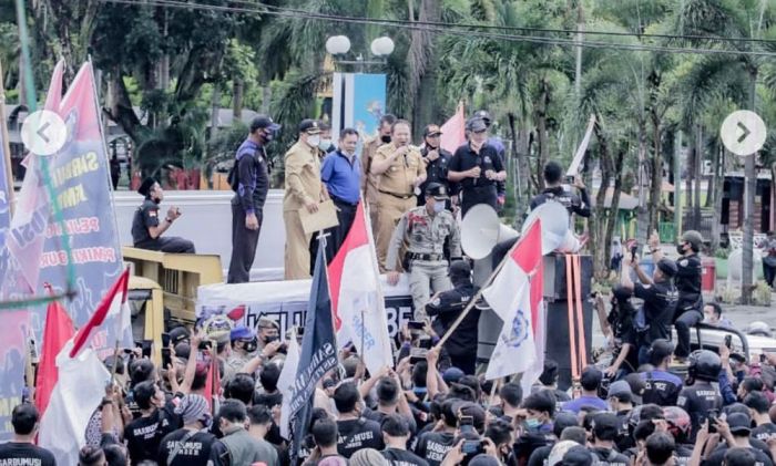Temui Demo Ratusan Buruh, Bupati Hendy Tanda Tangani Pengajuan Kenaikan UMK Jember Temui Demo Ratusan Buruh, Bupati Hendy Tanda Tangani Pengajuan Kenaikan UMK Jember