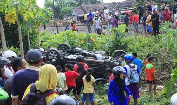 Mobil Diterjang KA, Pria di Blitar Naik Becak Sendiri ke Rumah Sakit Mobil Diterjang KA, Pria di Blitar Naik Becak Sendiri ke Rumah Sakit
