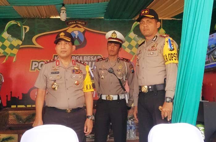 Kapolda Jatim Tinjau Arus Balik di Pos Pam Taman Dayu Kapolda Jatim Tinjau Arus Balik di Pos Pam Taman Dayu