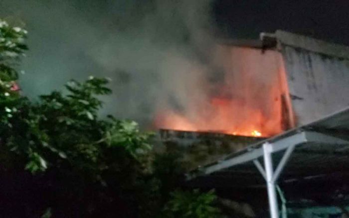 Kebakaran Toko Elektronik di Tanah Merah Surabaya, Pemilik Beberkan Penyebabnya Kebakaran Toko Elektronik di Tanah Merah Surabaya, Pemilik Beberkan Penyebabnya