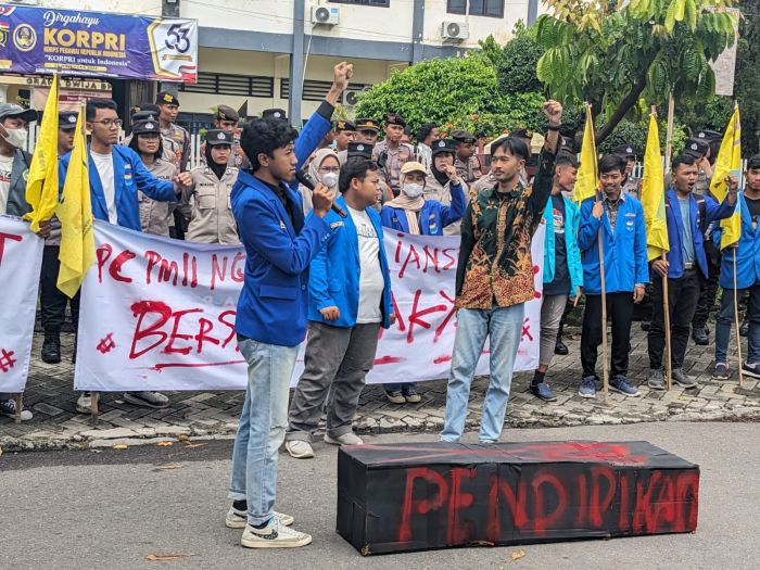 Bawa Kotak Hitam, Puluhan Mahasiswa Demo Kantor Dindikbud Ngawi, Tuntut Usut Kasus Korupsi Hibah Bawa Kotak Hitam, Puluhan Mahasiswa Demo Kantor Dindikbud Ngawi, Tuntut Usut Kasus Korupsi Hibah